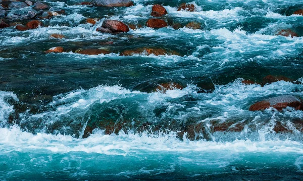 Reines Sauberes Flusswasser Fließt Durch Die Felsen Schöner Gebirgsfluss Fließt — Stockfoto