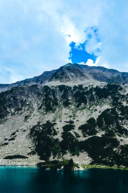 Yüksek dağlarda inanılmaz dağ gölü. Güzel buz dağ, nehir, cennet manzara, hiking yaz.