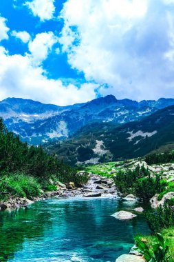 Yüksek dağlarda inanılmaz dağ gölü. Güzel buz dağ, nehir, cennet manzara, hiking yaz.
