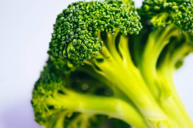 Taze lezzetli yeşil Brokoli lahana dalı. Bir parlak renkli doğal güzel lezzetli brokoli. İzole, yakın, makro görünümü.