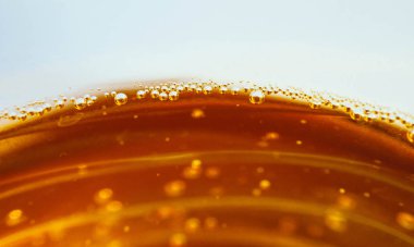 Islak bir bardak bira, Güneş ile parlar. Bira içecek yakın çekim.