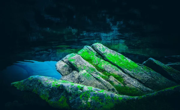 Una Grande Roccia Muschiosa Una Panchina Del Lago Oscuro Mistico — Foto Stock