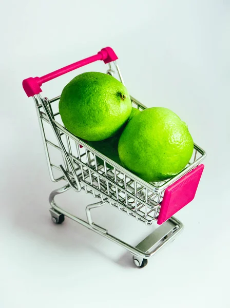 Metal Basket Fresh Green Lime Food Vegetable Consumption Shopping Concept — Stock Photo, Image