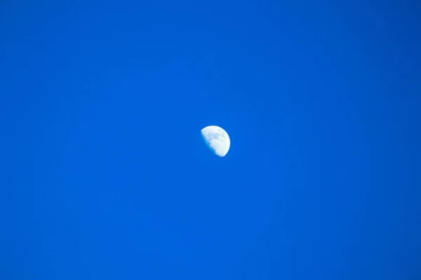 Meio Lua Branca Brilhante Céu Azul Claro Vista Bonita Calma — Fotografia de Stock