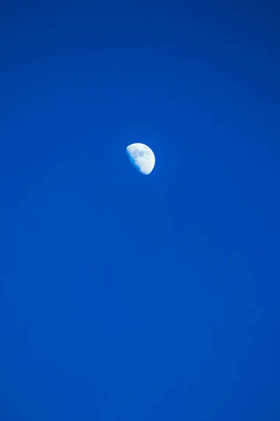 Mitad Luna Blanca Brillante Cielo Azul Claro Calma Hermosa Vista — Foto de Stock