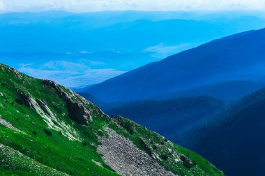 Güzel alp yüksek dağları doruklarına, mavi gökyüzü arka plan, yaz. Şaşırtıcı yeşil alanları ile iz hiking, manzara.