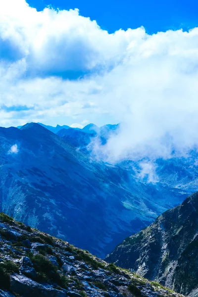 Güzel Alp Yüksek Dağları Doruklarına Mavi Gökyüzü Arka Plan Cennet — Stok fotoğraf