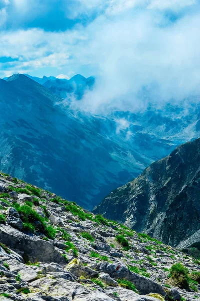 Belas Montanhas Altas Alpinas Picos Fundo Azul Céu Incrível Montanha — Fotografia de Stock