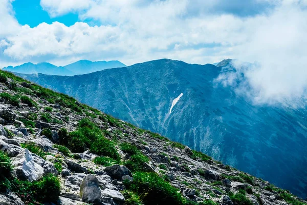 Krásné Hory Vysoké Alpské Vrcholy Modré Sky Pozadí Úžasné Horské — Stock fotografie