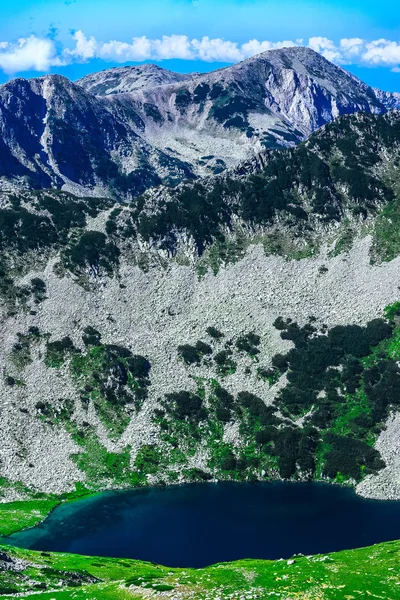 아름 다운 높은 산 봉우리, 놀라운 호수, 여름. 알파인 — 스톡 사진