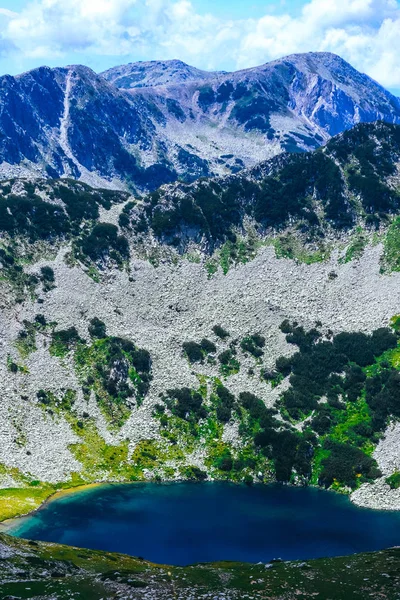 Beautiful High Mountains Peaks Amazing Lake Summertime Alpine Green Fields — Stock Photo, Image