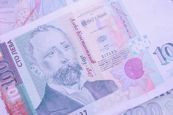 写真はブルガリアの通貨紙幣 100 レヴァを描いています クローズ アップ アレコ コンスタンティノフ 有名なブルガリアの詩人の肖像画を示しています — ストック写真