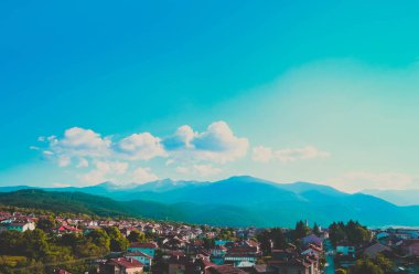 Koca Balkan Dağları, Dobrinishte şehir içinde gün batımı. Avrupa, Bulgaristan, Dodrinishte şehir panoramik görünüm.