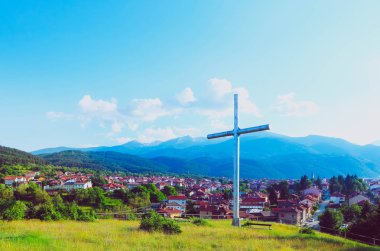 Koca Balkan Dağları, Dobrinishte şehir içinde gün batımı. Avrupa, Bulgaristan, Dodrinishte şehir panoramik görünüm.