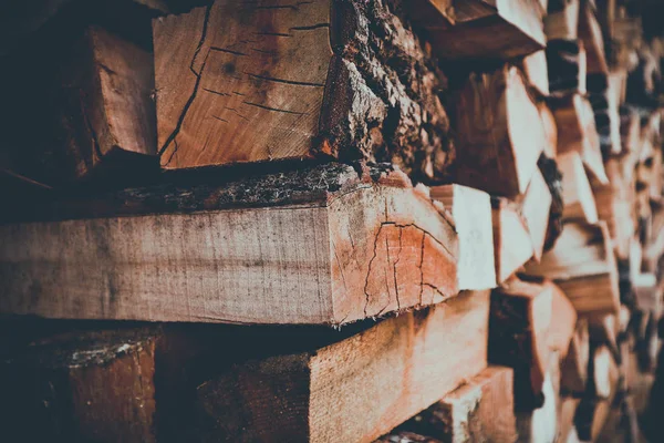 Kış için hazırlanan bir yığında kıyılmış yakacak odun. Fotoğraf bir zemin huş odun bir yığın, hipster filtre ruh hali ile gösterilmektedir. Doğal ahşap arka plan.