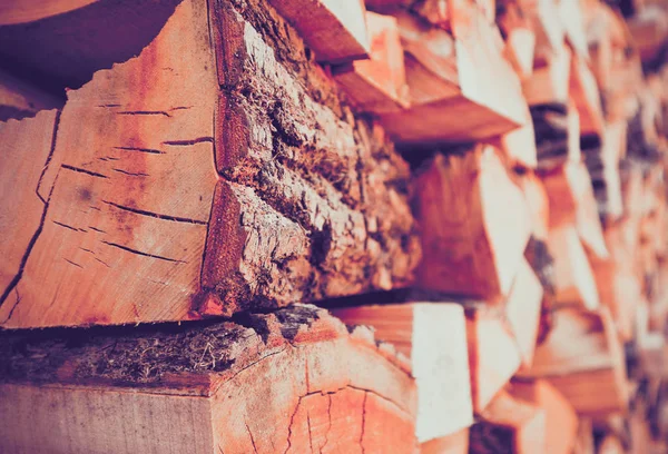 スタックに冬に備えて薪をみじん切り 写真は ヒップスター フィルター気分で白樺の薪で背景を描いています 自然な木製の背景 — ストック写真