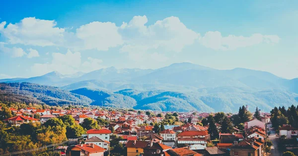 Koca Balkan Dağları, Dobrinishte şehir içinde gün batımı. Avrupa, Bulgaristan, Dodrinishte şehir panoramik görünüm.