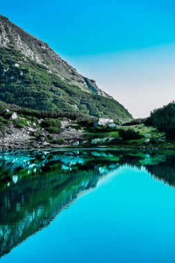 Yüksek dağlarda inanılmaz dağ gölü. Güzel buz dağ, nehir, hiking doğal manzara, yaz.
