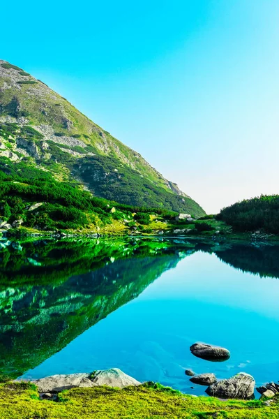 Yüksek dağlarda inanılmaz dağ gölü. Güzel buz dağ, nehir, hiking doğal manzara, yaz.