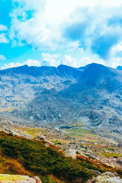 Belas Montanhas Altas Alpinas Picos Fundo Azul Céu Incrível Montanha — Fotografia de Stock