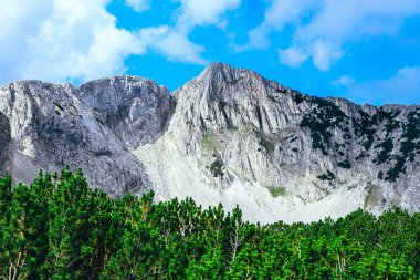 Güzel alp yüksek dağları doruklarına, mavi gökyüzü arka plan. Cennet manzara, hiking dağ şaşırtıcı yaz.