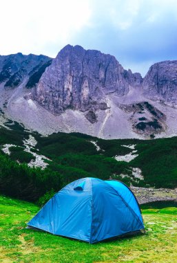 Mavi kamp çadır içinde Alp Dağları, yaz saati. Hiking macera kavramı.