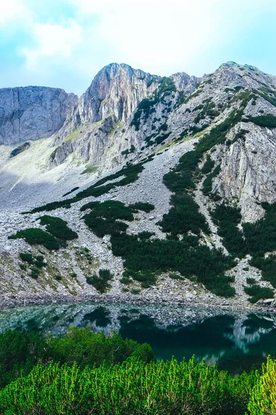 Amazing Alpine Lake High Mountains Beautiful Fiord Mountain River Hiking — Stock Photo, Image