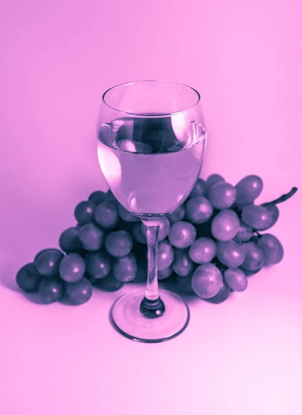 Rosa Bicchiere Vino Uva Sullo Sfondo Appuntamento Romantico Concetto Degustazione — Foto Stock