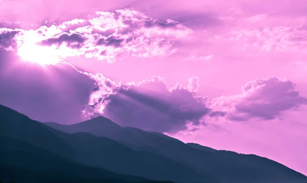 Schöne Mystische Berge Sonnenuntergang Landschaft Mystischer Alpiner Morgen Sonnenaufgang Violetten — Stockfoto