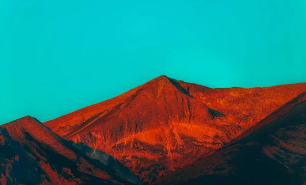 Altas Montanhas Pico Nos Primeiros Raios Nascer Sol Manhã Fresca — Fotografia de Stock