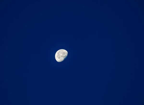 Egy Ijesztő Fehér Fogyó Hold Sötét Égen Misztikus Éjszaka Háttér — Stock Fotó