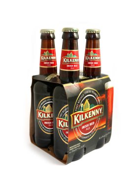Almanya, Münih - 1 Mayıs 2018: Kilkenny bira şişeleri, İrlanda'nın ürün bir paket.