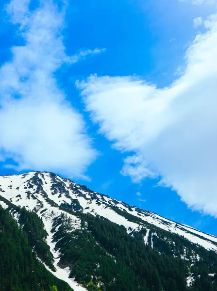 Prachtig Uitzicht Hoge Toppen Van Groene Bergen Blauwe Hemelachtergrond Schilderachtige — Stockfoto