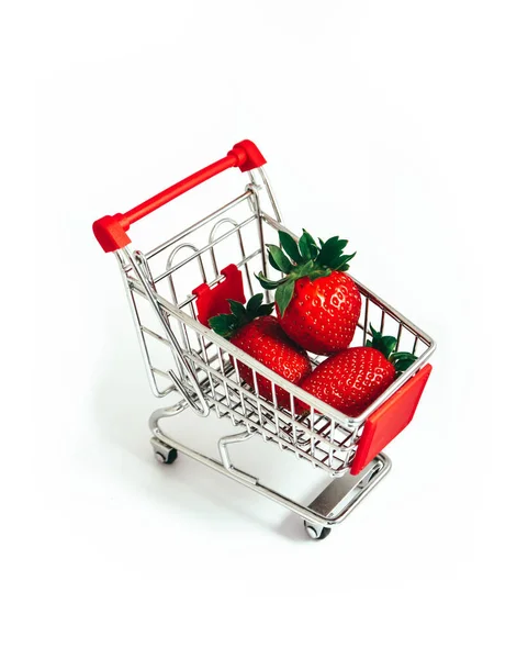 Panier Métal Avec Une Fraise Rouge Fraîche Isolé Sur Fond — Photo