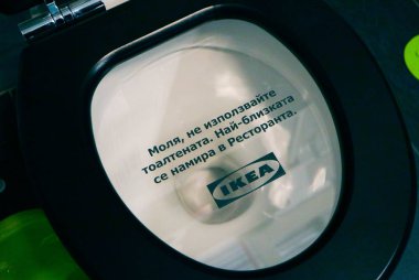 Bulgaristan, Sofya - 10 Mart 2018: IKEA salonu iç. Banyo iç, klozet kapağı.