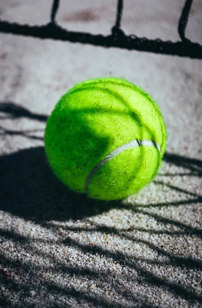 Ein Grüner Tennisball Auf Dem Platz Wettkampfkonzept Tennisnetz Schatten Auf — Stockfoto