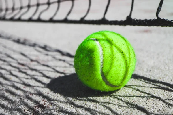 Ein Grüner Tennisball Auf Dem Platz Wettkampfkonzept Tennisnetz Schatten Auf — Stockfoto