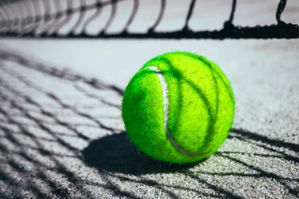 Ein Grüner Tennisball Auf Dem Platz Wettkampfkonzept Tennisnetz Schatten Auf — Stockfoto