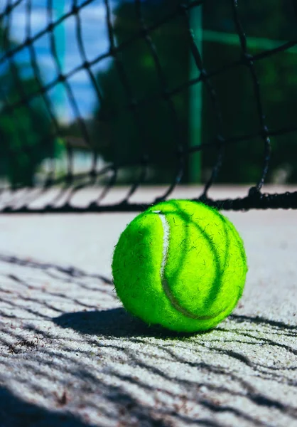 Ein Grüner Tennisball Auf Dem Platz Wettkampfkonzept Tennisnetz Schatten Auf — Stockfoto