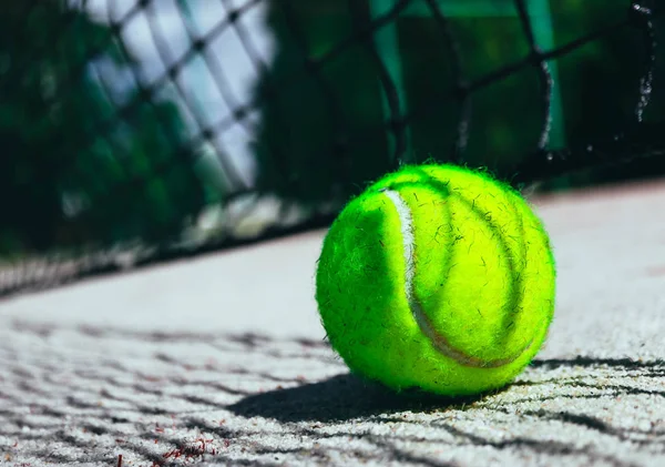 Ein Grüner Tennisball Auf Dem Platz Wettkampfkonzept Tennisnetz Schatten Auf — Stockfoto