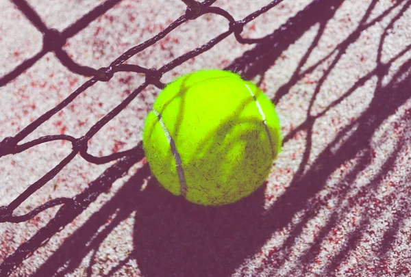 Ein Grüner Tennisball Auf Dem Platz Wettkampfkonzept Tennisnetz Schatten Auf — Stockfoto