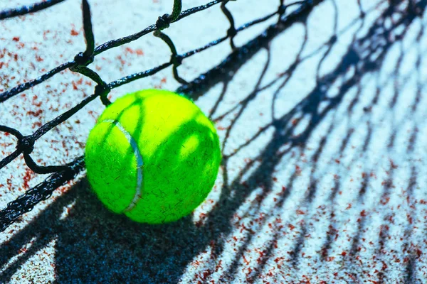 Een Groene Tennisbal Rechter Sport Mededinging Begrip Tennis Netto Schaduw — Stockfoto