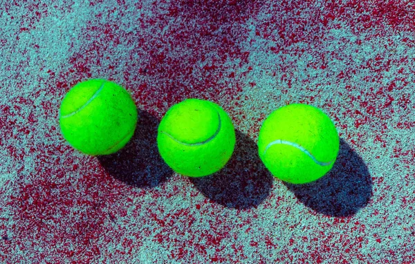Три Зелених Тенісних Ячі Сонячному Корті Концепція Спортивних Змагань Тенісний — стокове фото