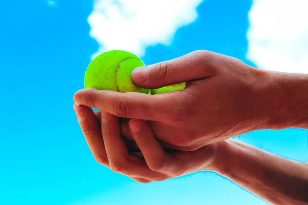 Mannelijke Tennis Speler Handen Houden Drie Groene Ballen Blauwe Hemelachtergrond — Stockfoto