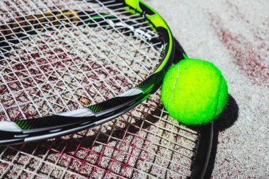 Tenis raketi ve kum Tenis Kortu arka plan, closeup topla.