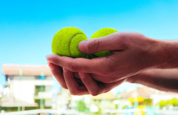 Männliche Tennisspielerhände Halten Drei Grüne Bälle Auf Blauem Himmel Und — Stockfoto