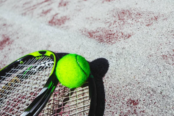 테니스 라켓과 테니스 배경에 — 스톡 사진