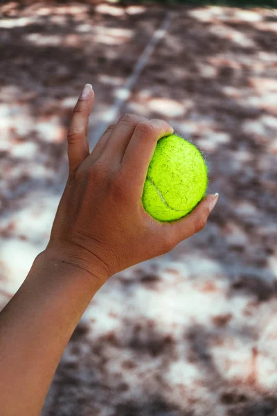 Hand Van Speler Van Vrouwelijke Tennis Houd Groene Bal Sport — Stockfoto