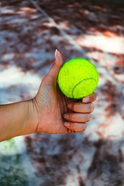 Vrouwelijke Tennis Spelershand Houden Van Groene Bal Sport Activiteit Als — Stockfoto