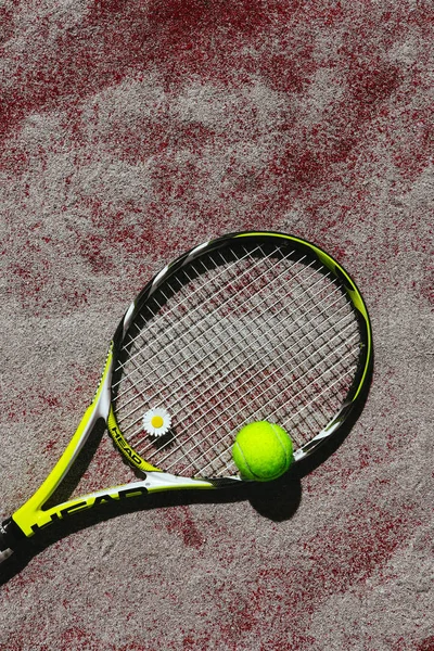 フランス 2018 テニス ラケット ヘッドとテニスの球裁判所の背景 — ストック写真